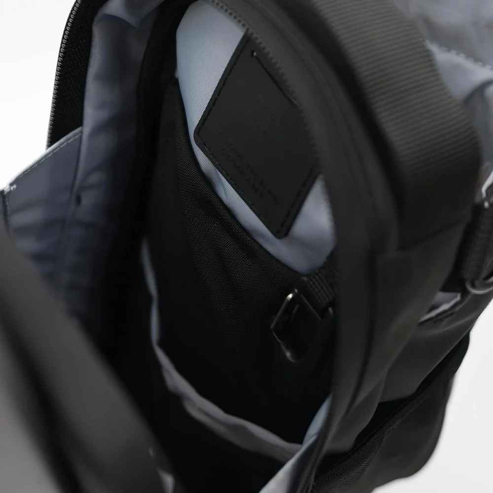 MAGNETIC GYM BAG WITH BUILT-IN STRONG MAGNETS