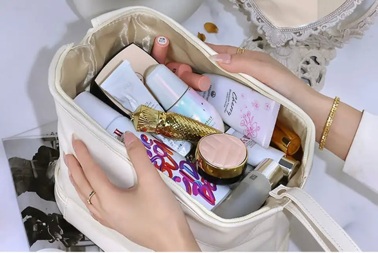 CLOUD SHAPE MAKEUP ORGANIZER BAG