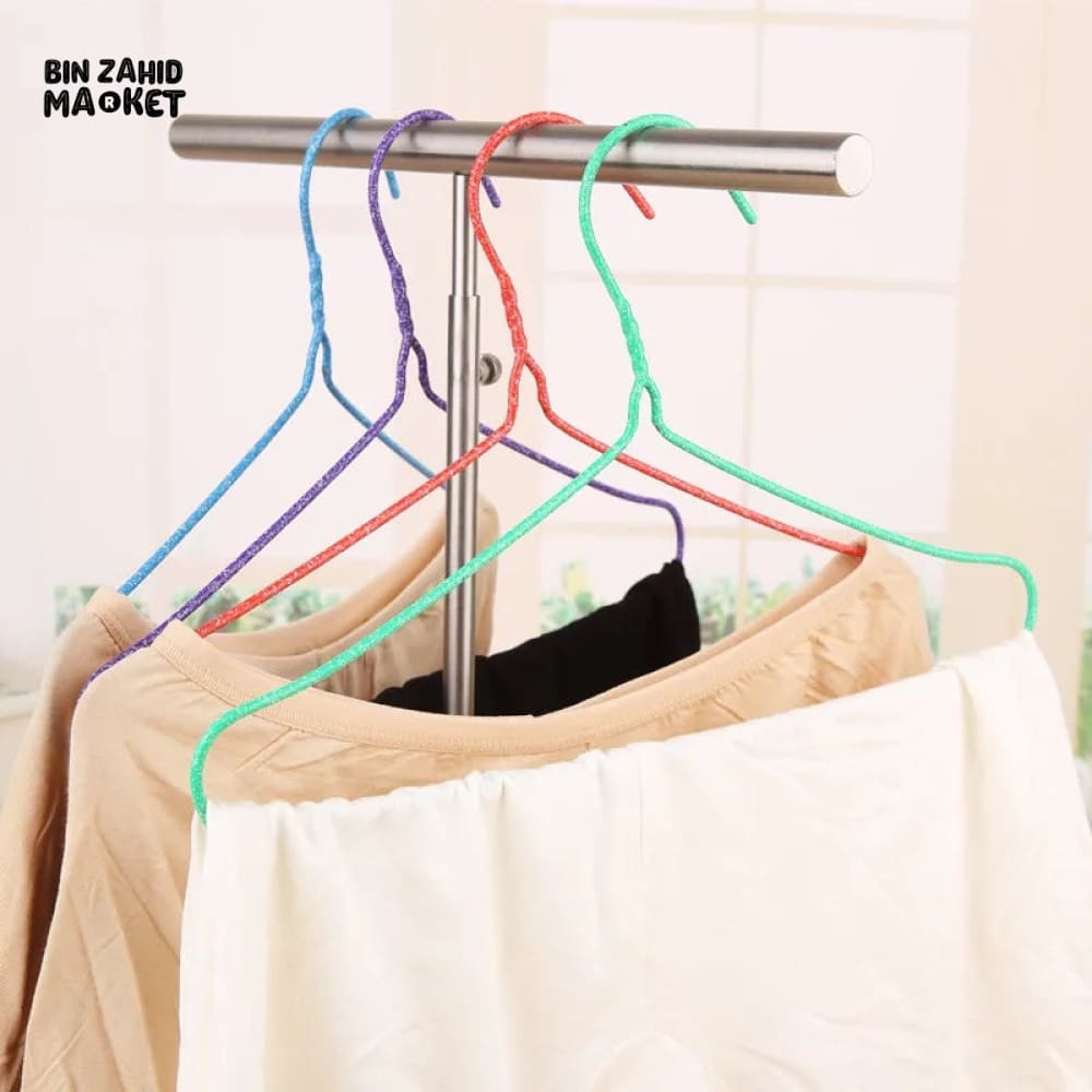 7 PIECES METAL HANGERS