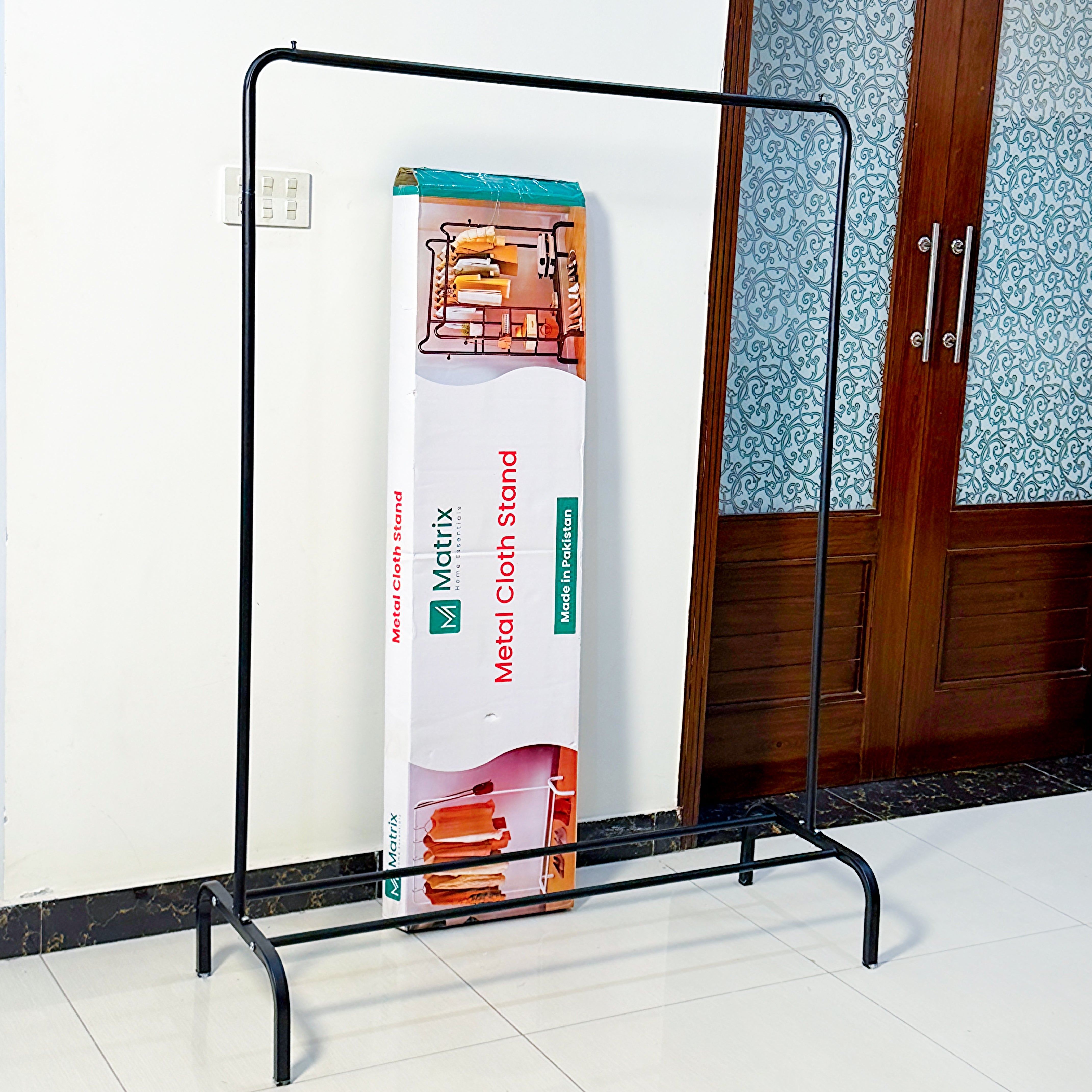 SINGLE POLE METAL CLOTH STAND